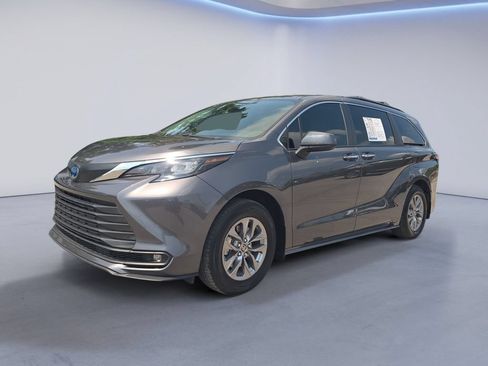Used 2025 Toyota Sienna XLE w/ XLE Plus Package FWD image 1