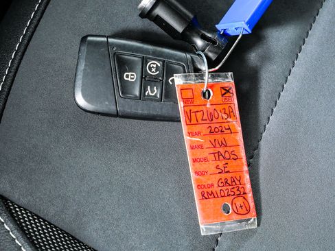 Certified 2024 Volkswagen Taos SE FWD image 39