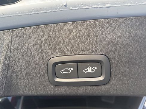 Certified 2025 Volvo XC40 B5 Plus image 8