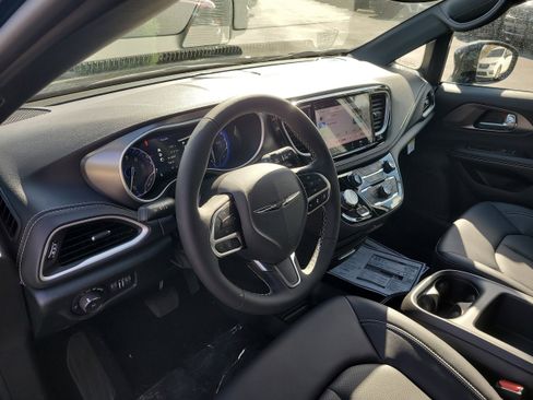New 2026 Chrysler Pacifica Select image 15
