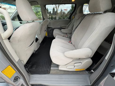 Used 2014 Toyota Sienna LE image 20