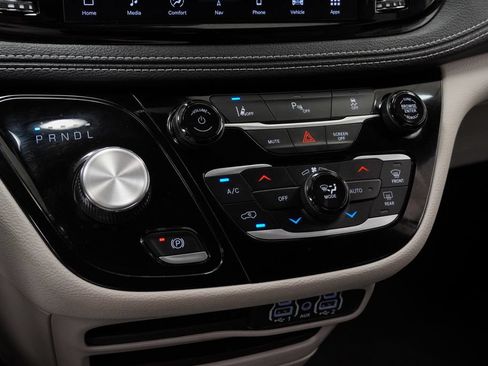 Used 2024 Chrysler Pacifica Limited FWD image 35