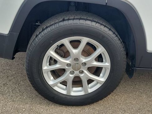 Used 2017 Jeep Cherokee Latitude w/ Cold Weather Group AWD/4WD image 28