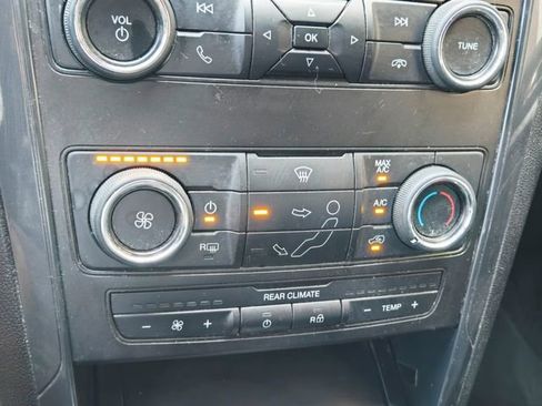 Used 2018 Ford Explorer XLT image 27