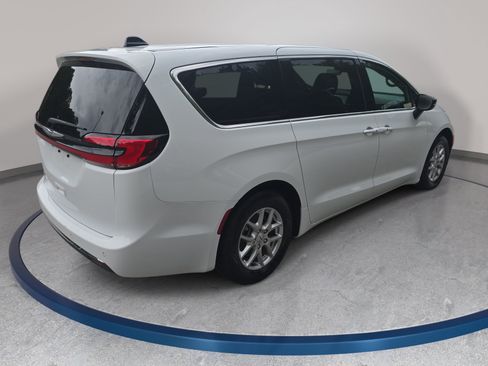 Used 2025 Chrysler Pacifica Select FWD image 5