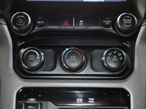 Used 2024 RAM 3500 Tradesman w/ Chrome Appearance Group AWD/4WD image 31