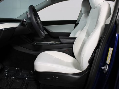 Used 2022 Tesla Model Y Long Range image 8