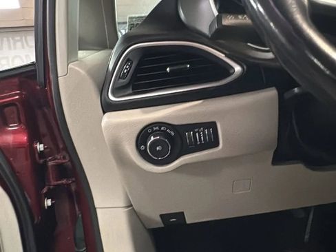 Used 2020 Chrysler Pacifica Touring-L FWD image 12