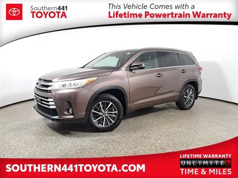 Used 2017 Toyota Highlander XLE w/ Carpet Mat Package image 1