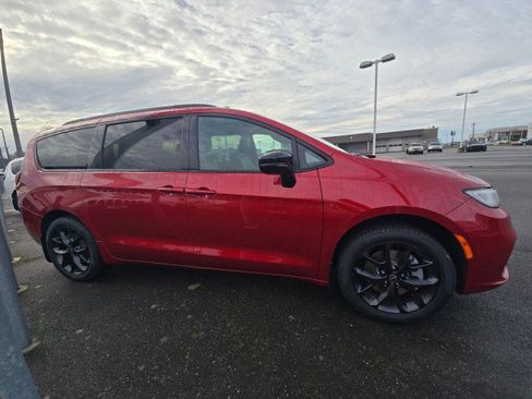 New 2026 Chrysler Pacifica Select image 2