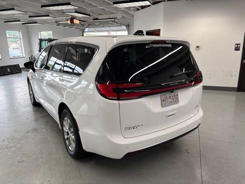 New 2027 Chrysler Pacifica Select AWD/4WD image 5