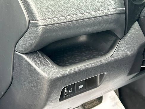 Used 2021 Toyota RAV4 XLE AWD/4WD image 18