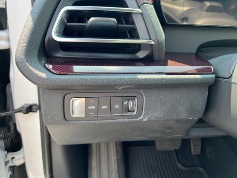 Used 2025 Chevrolet Traverse RS AWD/4WD image 24