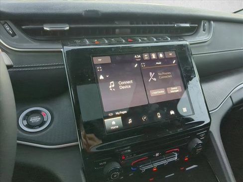 Used 2023 Jeep Grand Cherokee Laredo X image 12