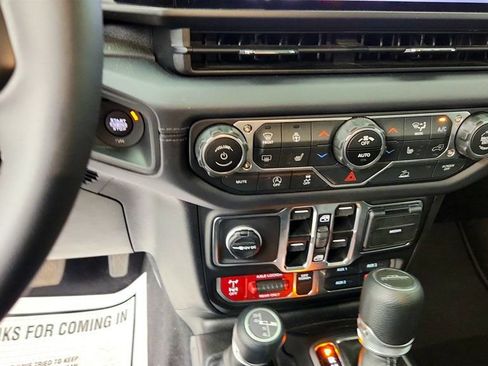 Used 2025 Jeep Gladiator Mojave w/ Convenience Group AWD/4WD image 17