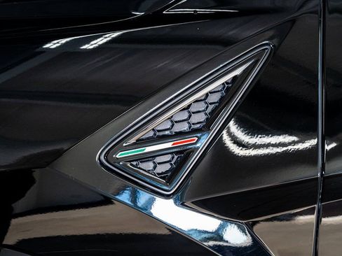 Used 2021 Lamborghini Urus image 21