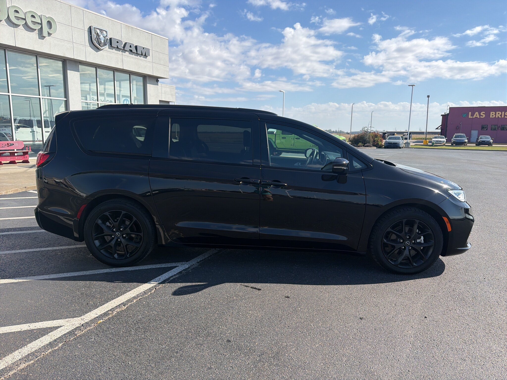Used 2025 Chrysler Pacifica Limited FWD image 3