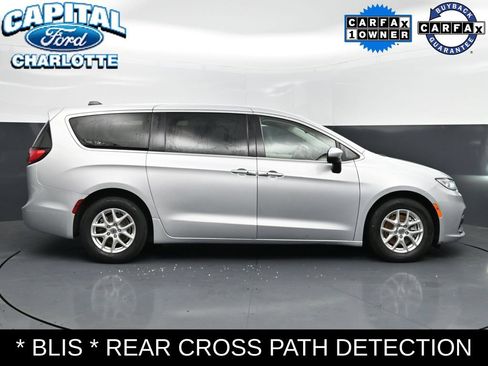 Used 2023 Chrysler Pacifica Touring-L FWD image 8
