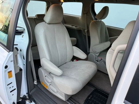 Used 2013 Toyota Sienna L image 16
