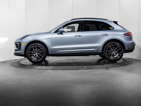 Certified 2025 Porsche Macan image 2