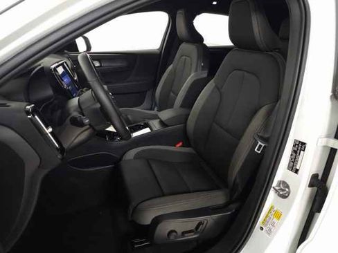 Certified 2023 Volvo C40 Recharge Core w/ Climate Package image 18