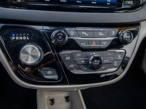 Used 2023 Chrysler Pacifica Touring-L image 17