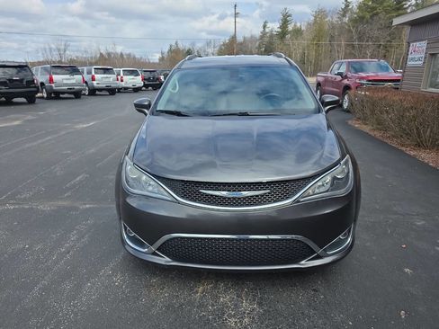 Used 2018 Chrysler Pacifica Touring-L Plus image 3