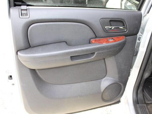 Used 2014 Chevrolet Suburban LS image 21