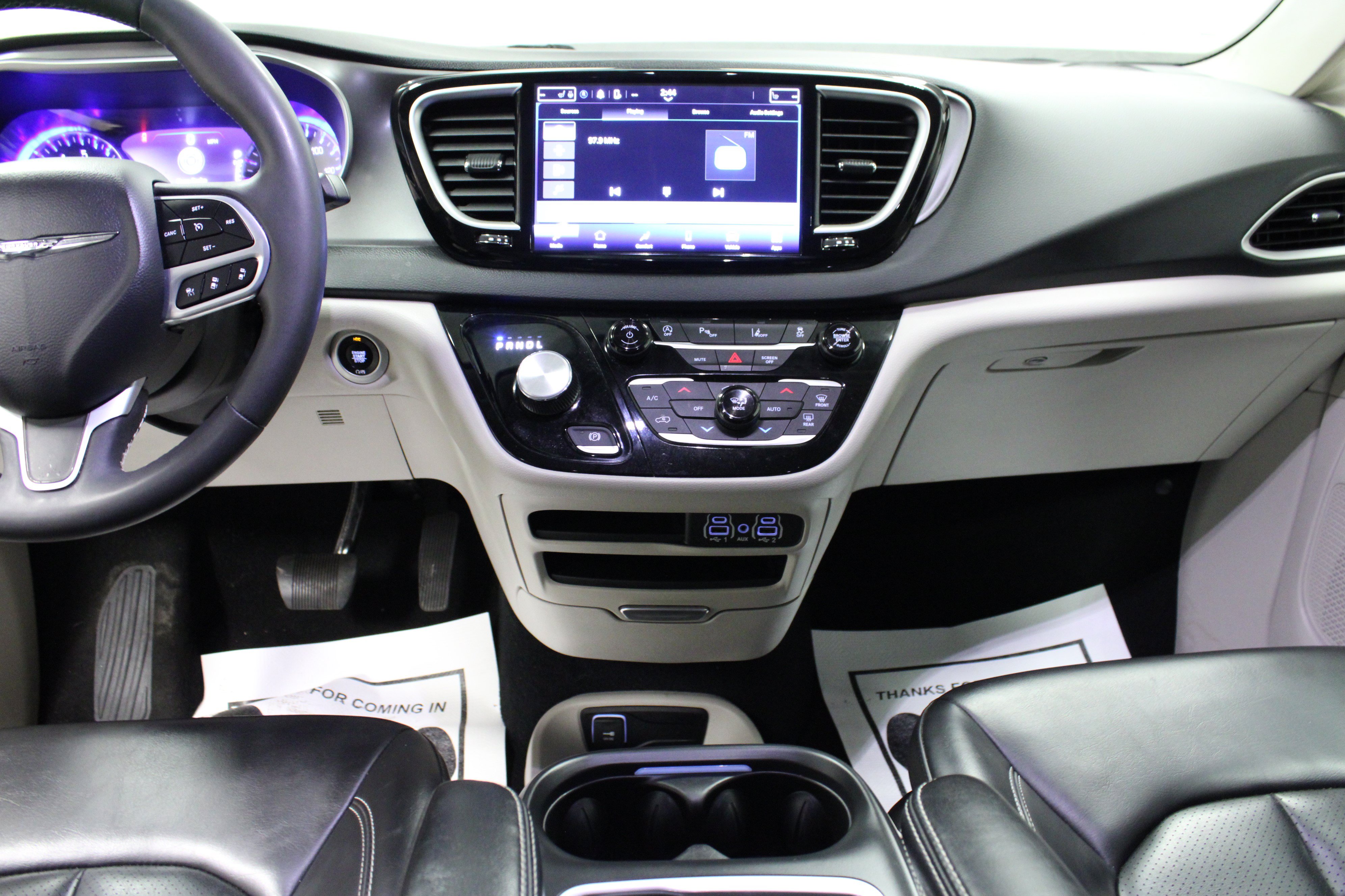 Used 2023 Chrysler Pacifica Touring-L FWD image 19