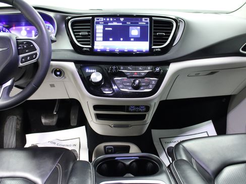 Used 2023 Chrysler Pacifica Touring-L FWD image 19