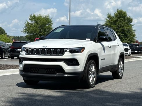 Used 2024 Jeep Compass Latitude w/ Sun and Sound Group AWD/4WD image 1