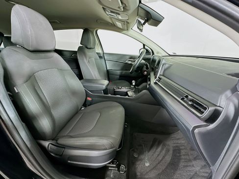 Used 2025 Kia Sportage LX image 28