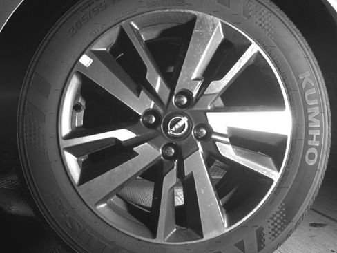 Used 2025 Nissan Versa SV image 14