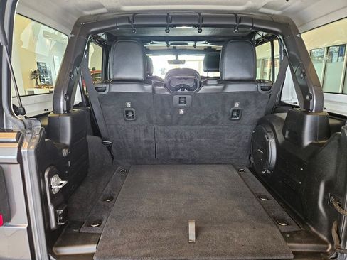 Used 2018 Jeep Wrangler Unlimited Sahara image 31