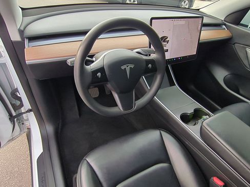 Used 2021 Tesla Model Y Long Range image 16