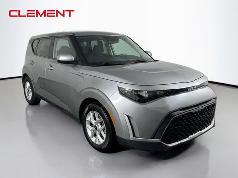 Used 2023 Kia Soul LX w/ LX Technology Package FWD image 3