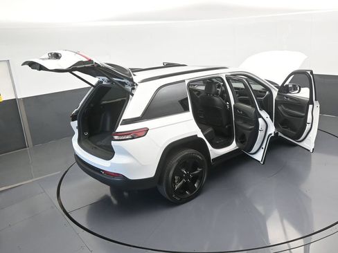 Used 2025 Jeep Grand Cherokee Altitude image 68