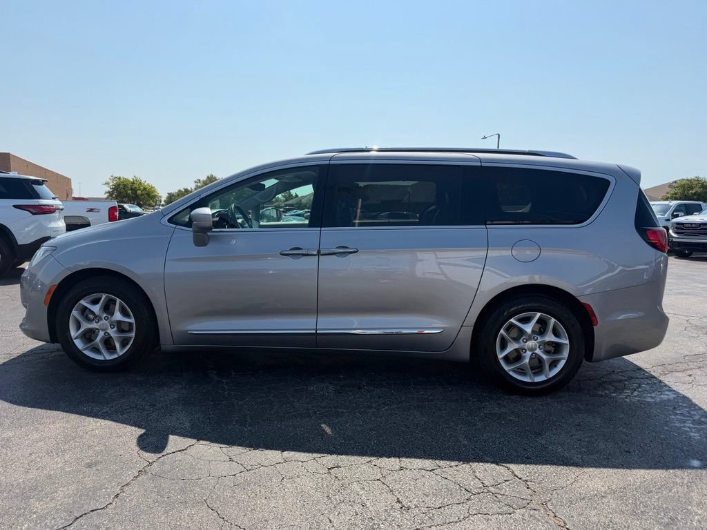 Used 2018 Chrysler Pacifica Touring-L w/ Tire & Wheel Group FWD image 12