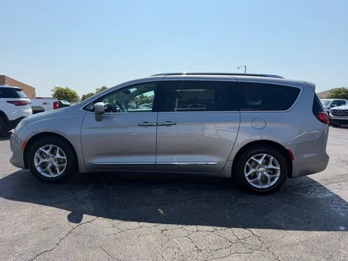 Used 2018 Chrysler Pacifica Touring-L w/ Tire & Wheel Group FWD image 12