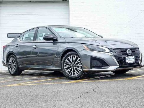 Used 2024 Nissan Altima 2.5 SV FWD image 2