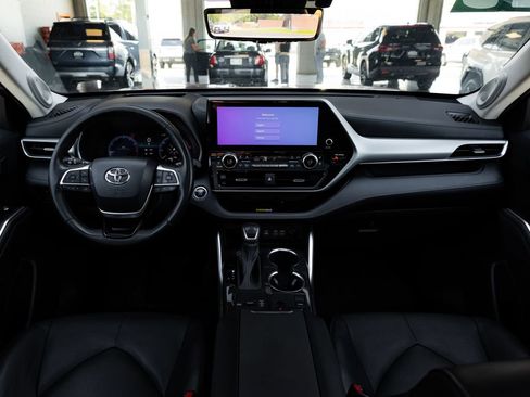 Used 2023 Toyota Highlander Platinum FWD image 19