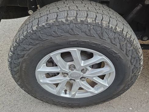 Used 2023 Jeep Gladiator Sport image 5