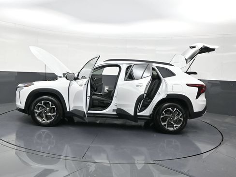 Used 2024 Chevrolet Trax LT FWD image 27