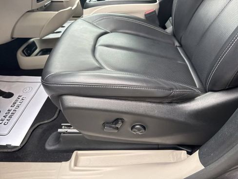 Used 2023 Chrysler Pacifica Touring-L FWD image 7