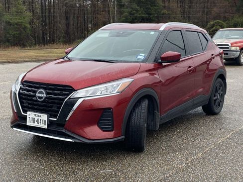 Used 2023 Nissan Kicks SV image 3