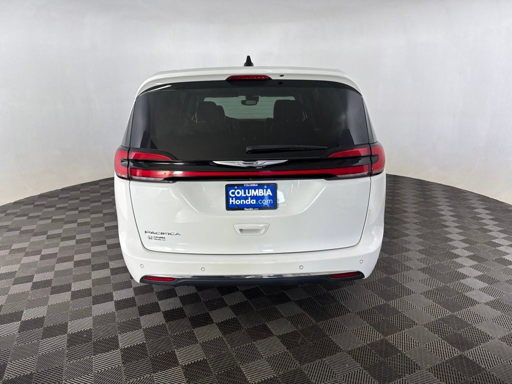 Used 2023 Chrysler Pacifica Touring-L FWD image 6