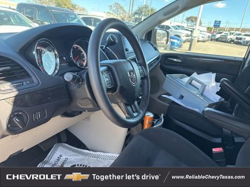 Used 2018 Dodge Grand Caravan SE w/ UConnect Hands-Free Group image 16