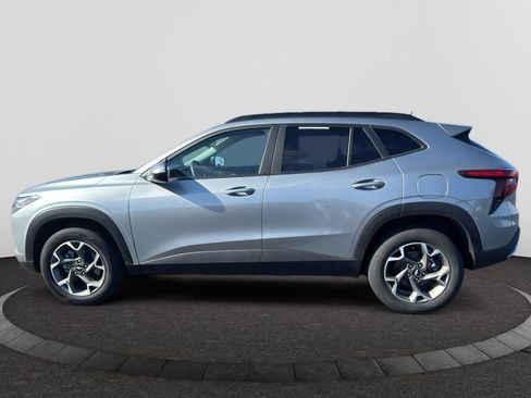 Used 2024 Chevrolet Trax LT FWD image 8