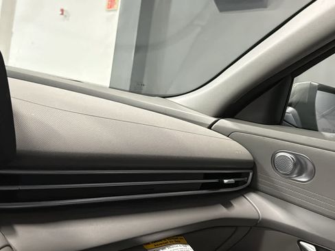 Used 2025 Hyundai Elantra Hybrid FWD image 18