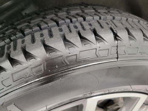 Used 2023 GMC Acadia SLE w/ Driver Convenience Package image 5